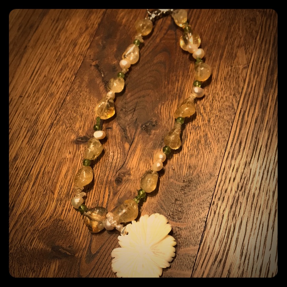Gorgeous carved pearl flower necklace